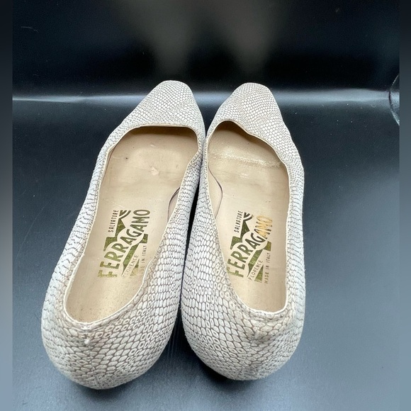 SALVATORE FERRAGAMO PUMPS - Picture 3 of 5